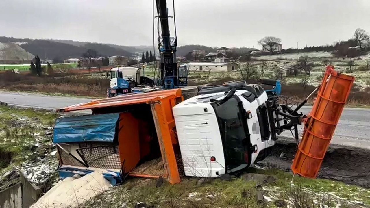 Eyyüpsultan'da kar küreme aracı buzlu yolda devrildi: 1 yaralı