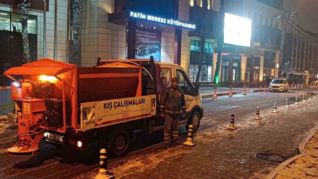 Fatih’te kar mesaisi: 350 personel ve 80 araç sahada