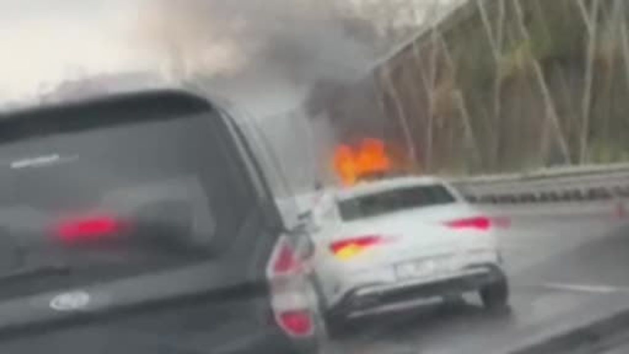 Fatih'te seyir halindeki otomobil motor yangını sonucu kullanılamaz hale geldi