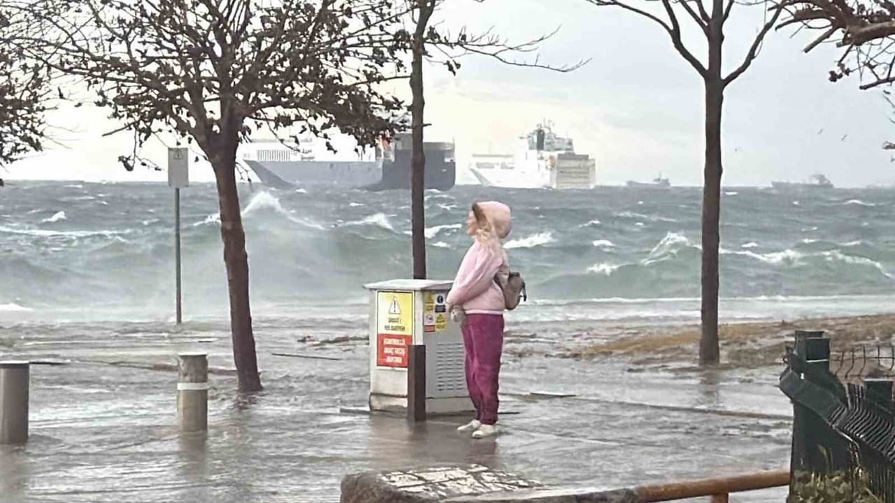 Fatih Yenikapı'da lodos etkisi: Dalgalar kıyıyı dövdü, sahilde zor anlar yaşandı