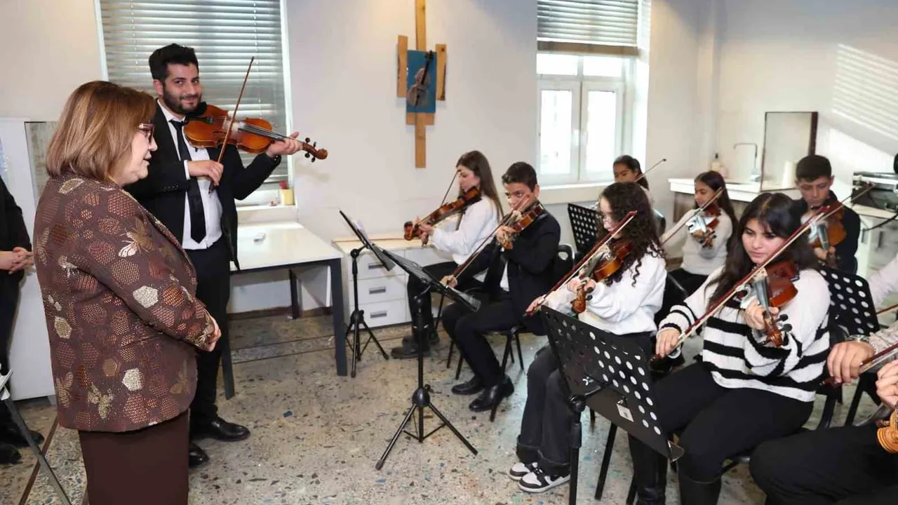 Fatma Şahin, Gaziantep'te Yarıyıl Tatili Çocuk Şenliği atölyelerini inceledi