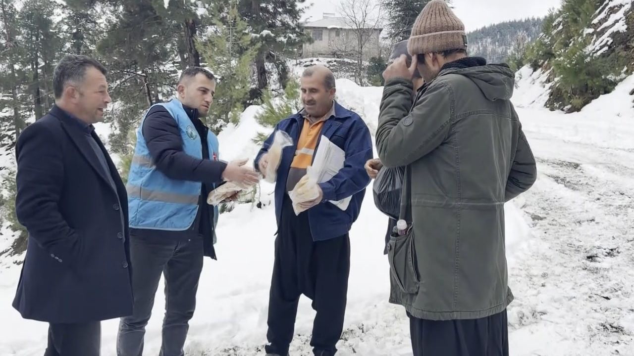 Feke Belediyesi, kar ve soğukta pazarcı ve vatandaşlara kavurma ile ayran ikram etti