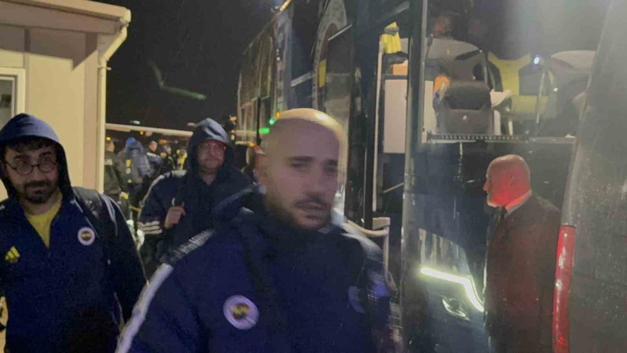 Fenerbahçe Alanya'ya Geldi: Gazipaşa-Alanya Havalimanı'nda Taraftar İlgisi