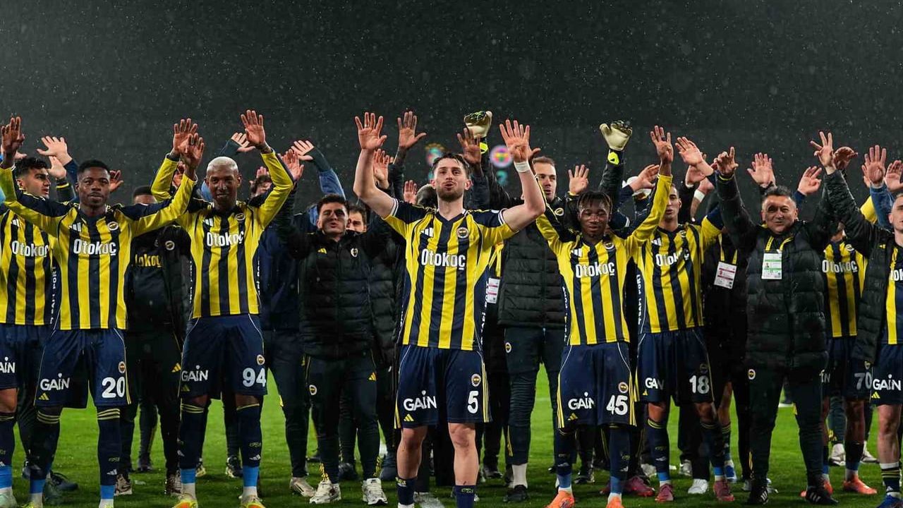 Fenerbahçe, Turkcell Süper Kupa'yı 2-0 kazanıp taraftarlarıyla kutladı