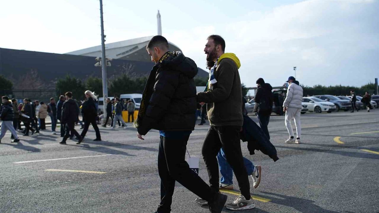 Fenerbahçeli Taraftarlar Süper Kupa Finali İçin Atatürk Olimpiyat Stadyumu'na Geldi