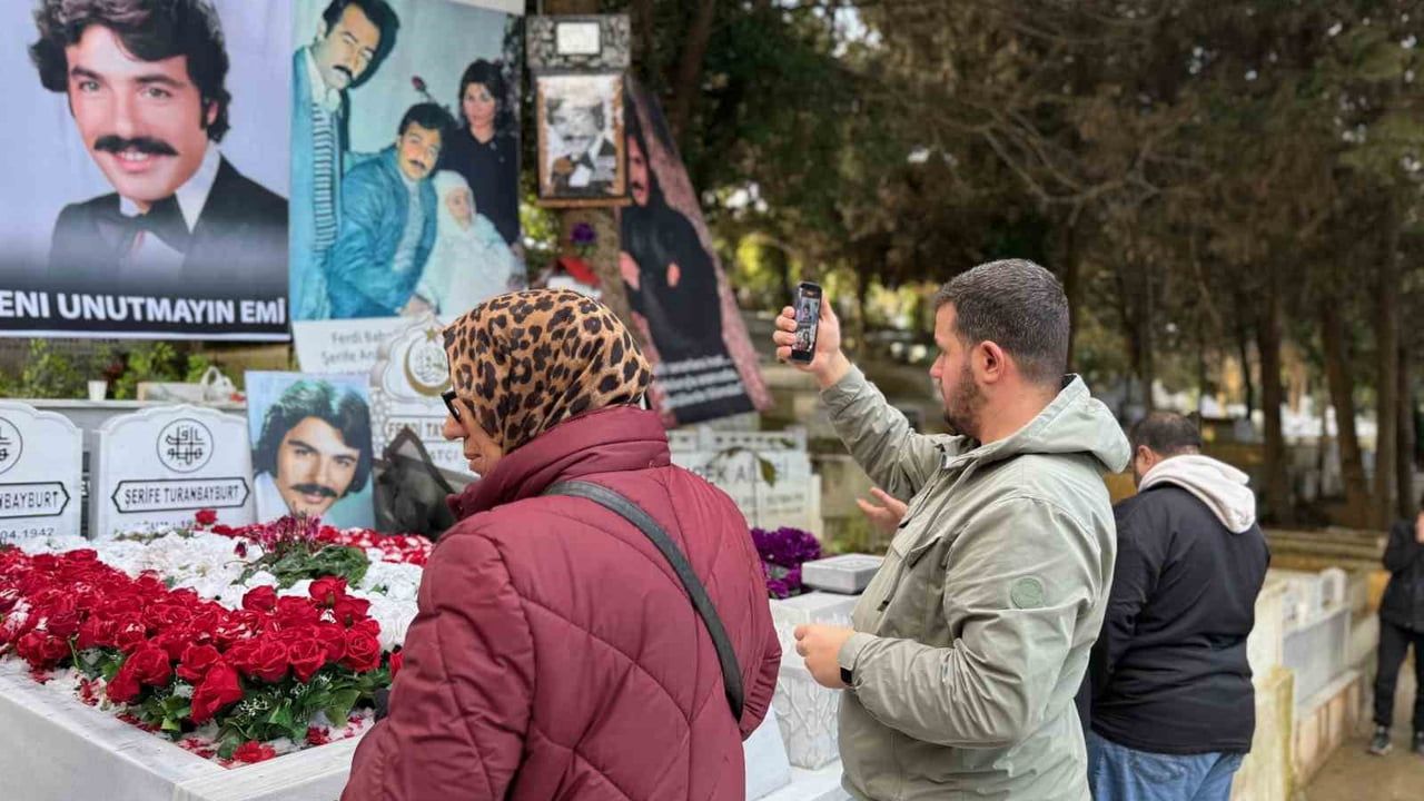 Ferdi Tayfur, vefatının 1. yıl dönümünde Sarıyer Yeniköy’de kabri başında anıldı