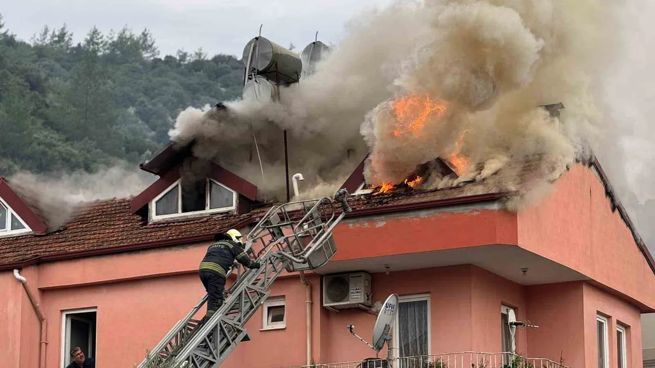 Fethiye'de üç katlı evin çatı katında yangın: çatı katında büyük hasar