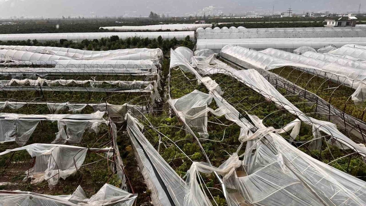 Finike'de hortum örtüaltı seralara zarar verdi: Yaklaşık 120 dönüm etkilendi