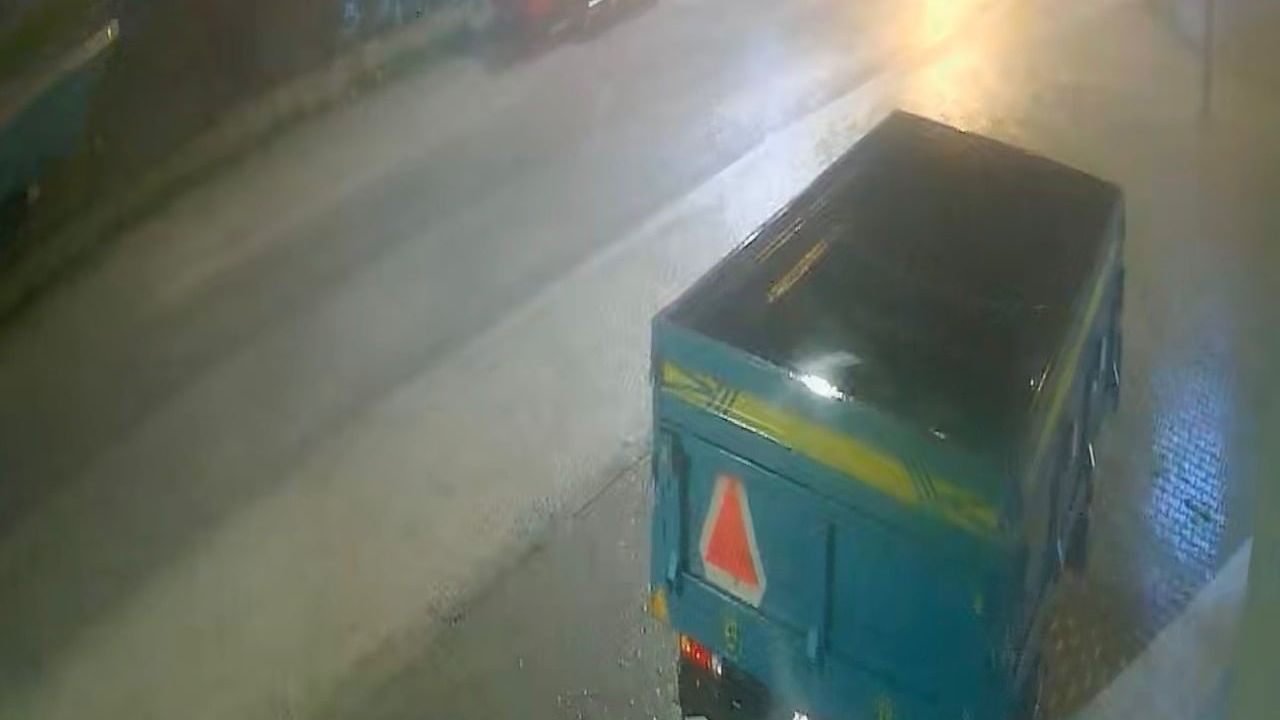 Finike'de hortum seralara ve bina balkon camlarına zarar verdi; römork güvenlik kamerasında görüntülendi