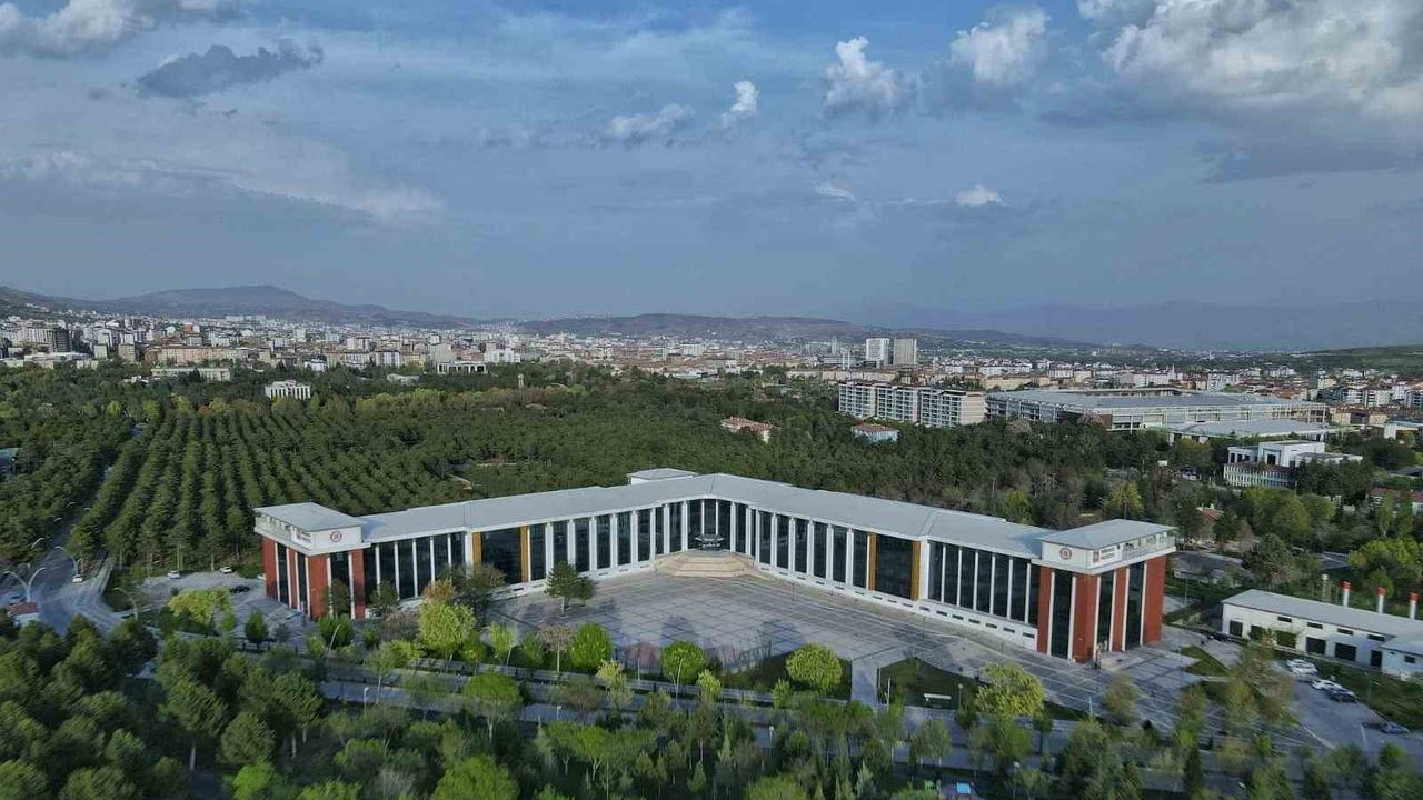 Fırat Üniversitesi Webometrics 2026'da İlk 1000'e Girerek 972'nci Sıraya Yükseldi