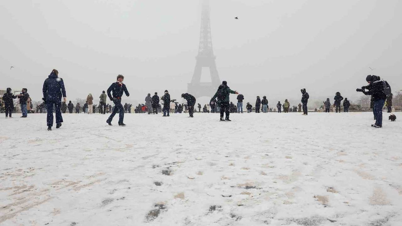 Fransa ve Bosna Hersek'i vuran kar fırtınası ulaşımı aksattı, 6 kişi hayatını kaybetti