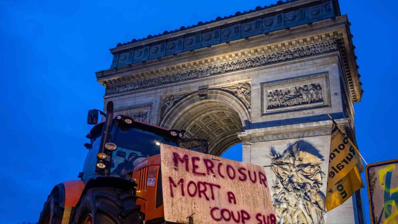 Fransız çiftçiler traktörlerle Paris’i abluka altına aldı: AB-Mercosur anlaşmasına protesto