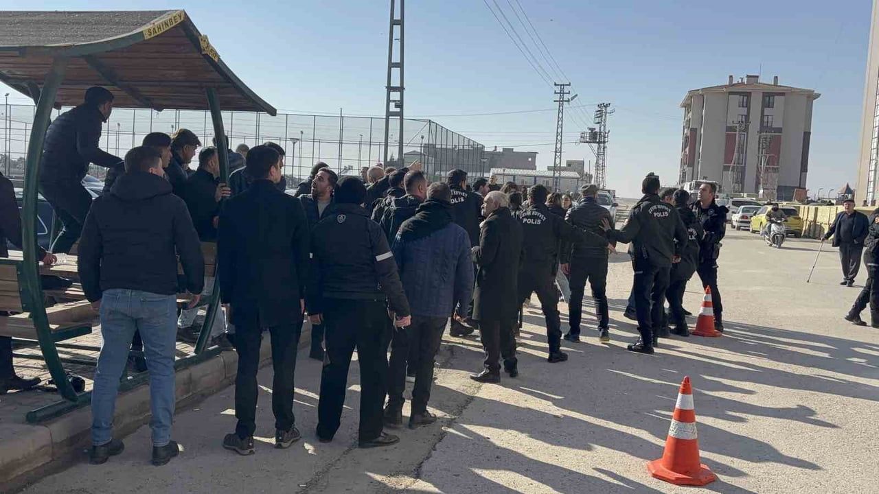 Furkan Apartmanı davasında adliye önünde taraflar arasında arbede