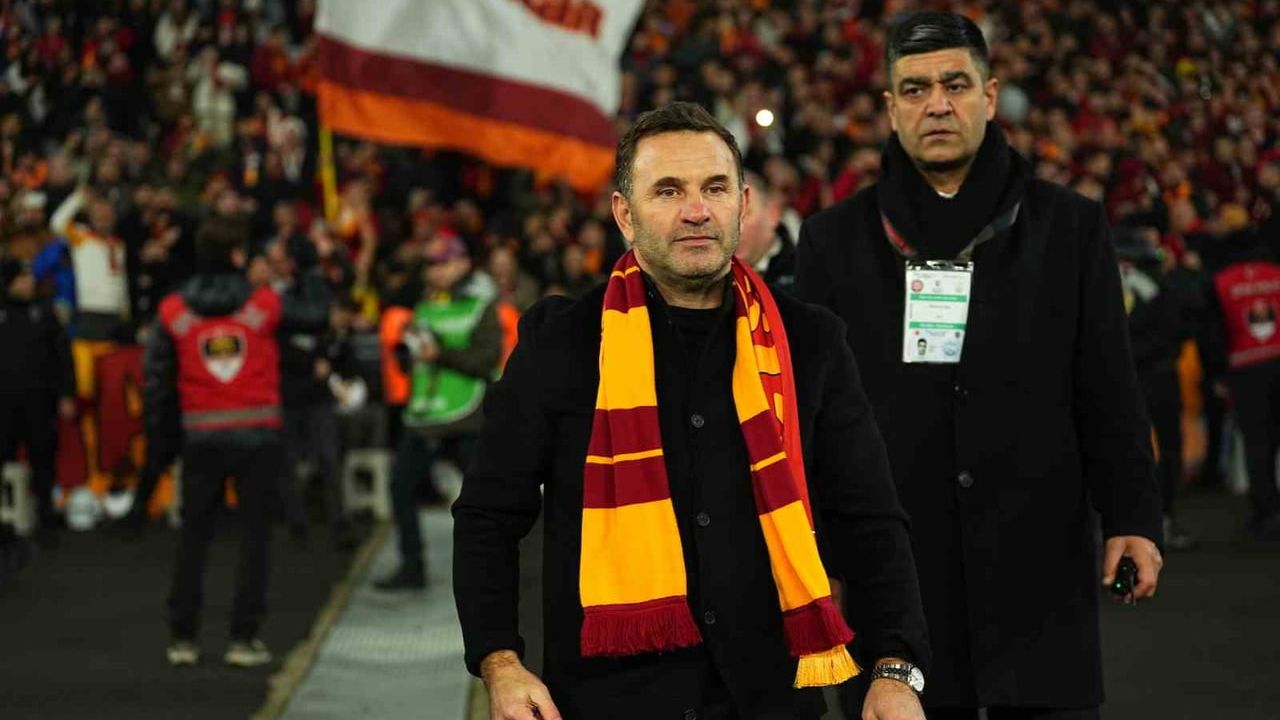 Galatasaray'da Okan Buruk taraftarlarla 3'lü çektirdi