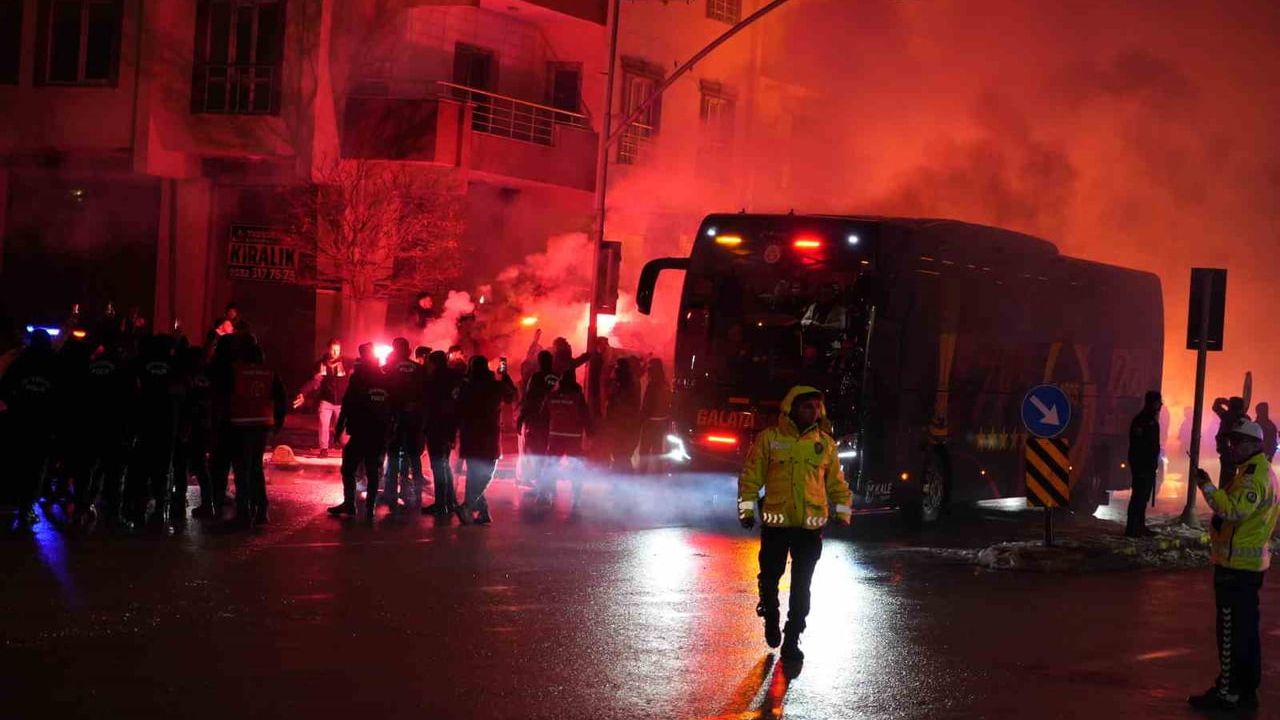 Galatasaray, Turkcell Süper Kupa Yarı Finali İçin Gaziantep'te