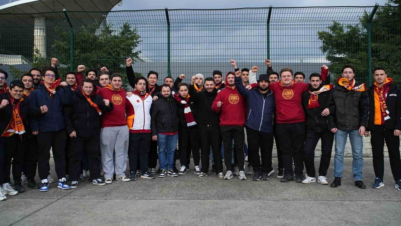 Galatasaraylı taraftarlar Turkcell Süper Kupa finali için Atatürk Olimpiyat Stadyumu'na ulaştı