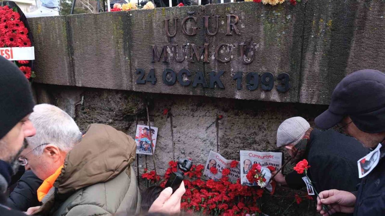 Gazeteci Uğur Mumcu, ölümünün 33. yılında evinin önünde anıldı