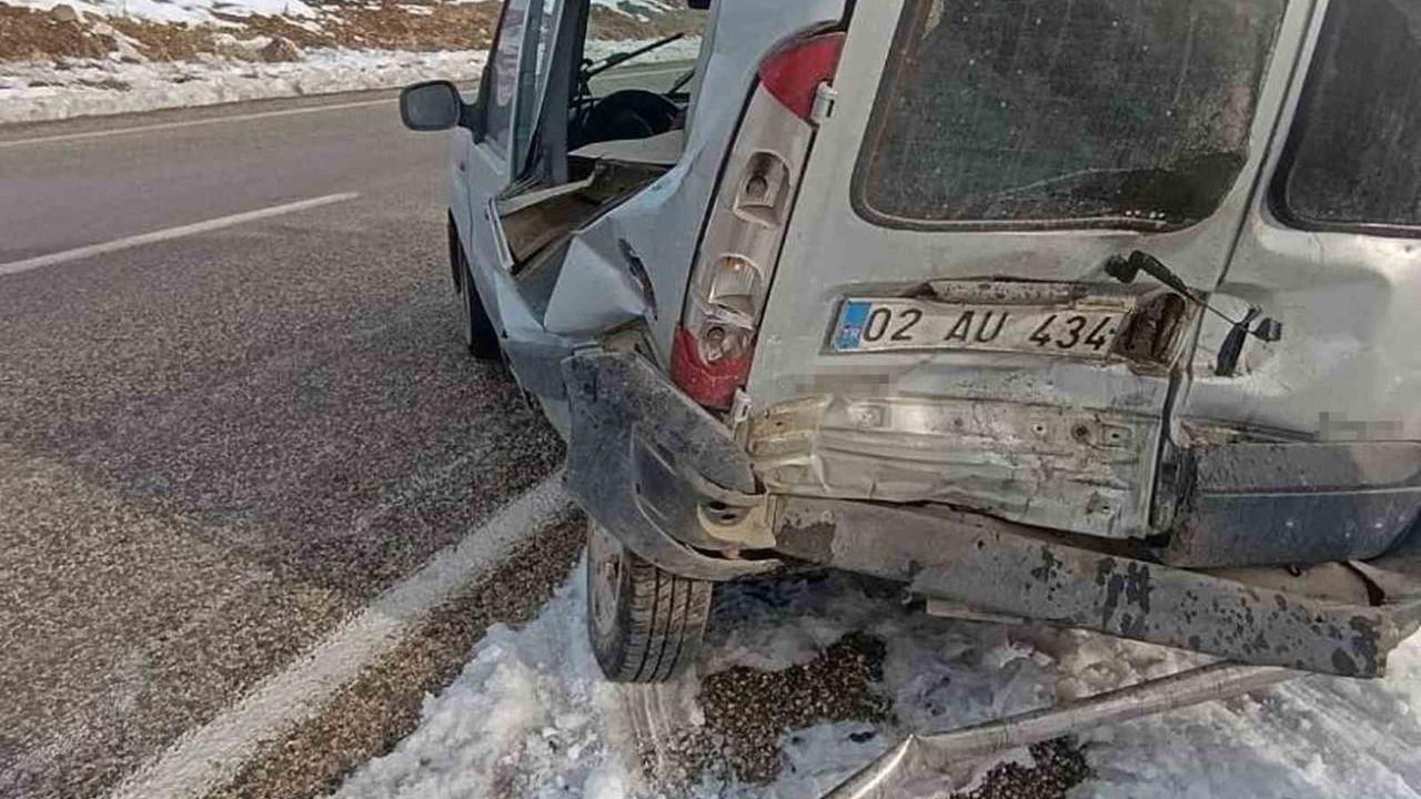 Gaziantep Araban'da otomobil ile kamyonet çarpıştı: 2 kişi yaralandı