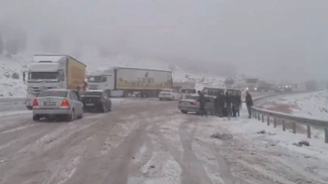 Gaziantep-Araban Karayolu Karadağ Geçidi'nde Kar Esareti: Çok Sayıda Araç Mahsur Kaldı