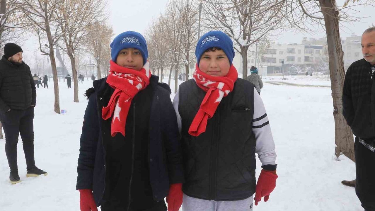 Gaziantep Büyükşehir Belediyesi'nden çocuklara kar hediyesi: atkı, bere ve eldiven dağıtıldı