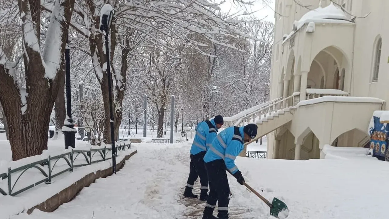 Gaziantep Büyükşehir’den Kaldırımlarda Yaya Güvenliği İçin Kesintisiz Karla Mücadele
