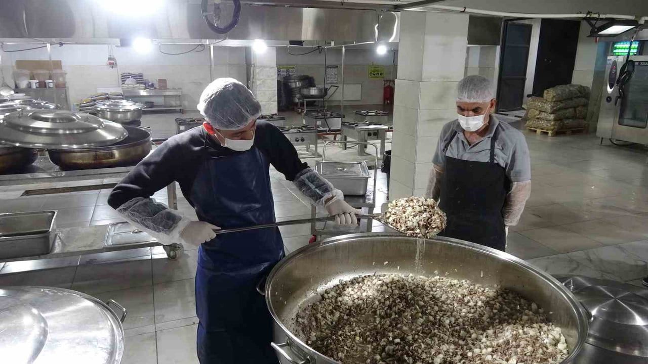 Gaziantep GAHİB Meslek Lisesi öğrencileri günlük 12 bin kişiye yemek hazırlıyor