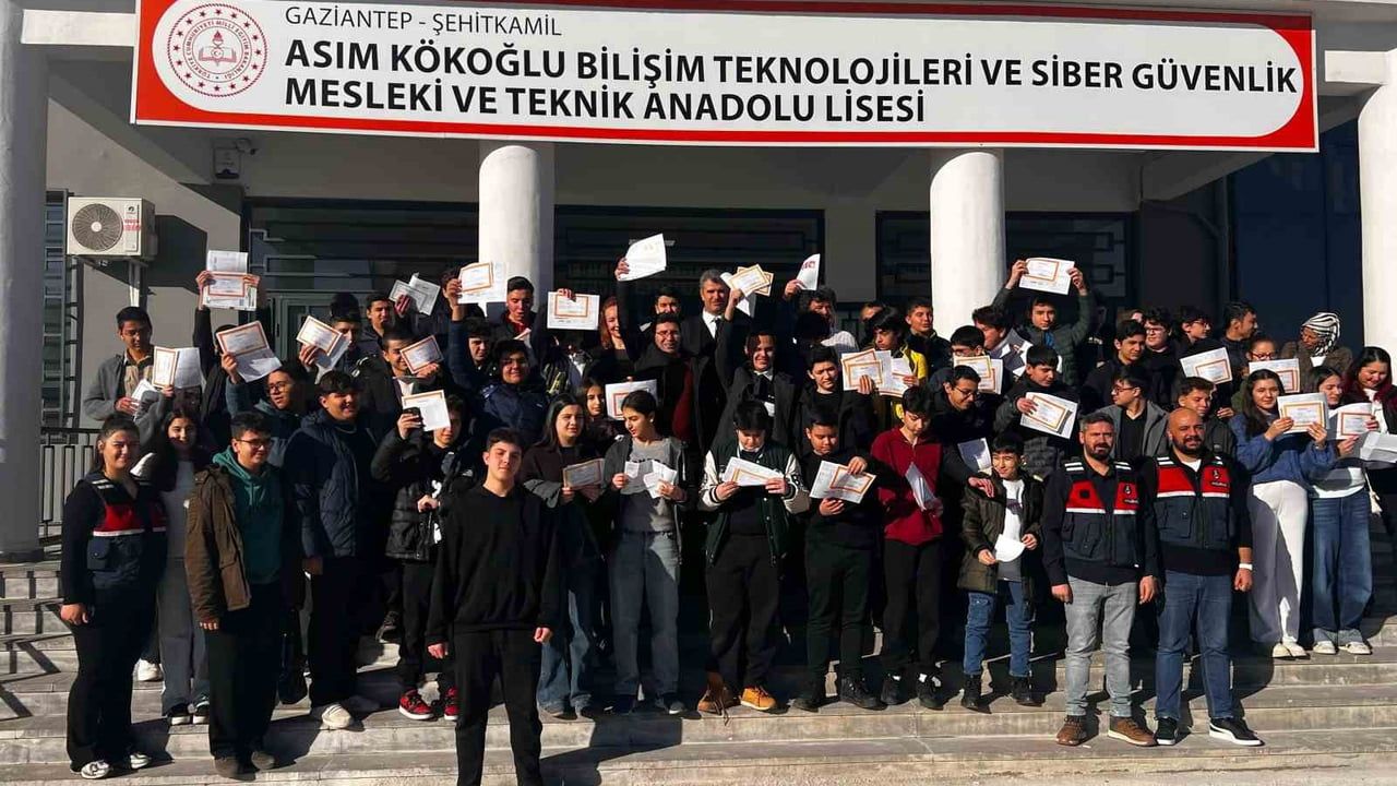 Gaziantep Jandarması, Asım Kökoğlu Lisesi'nde öğretmen ve öğrencilere sosyal medya güvenliği eğitimi verdi