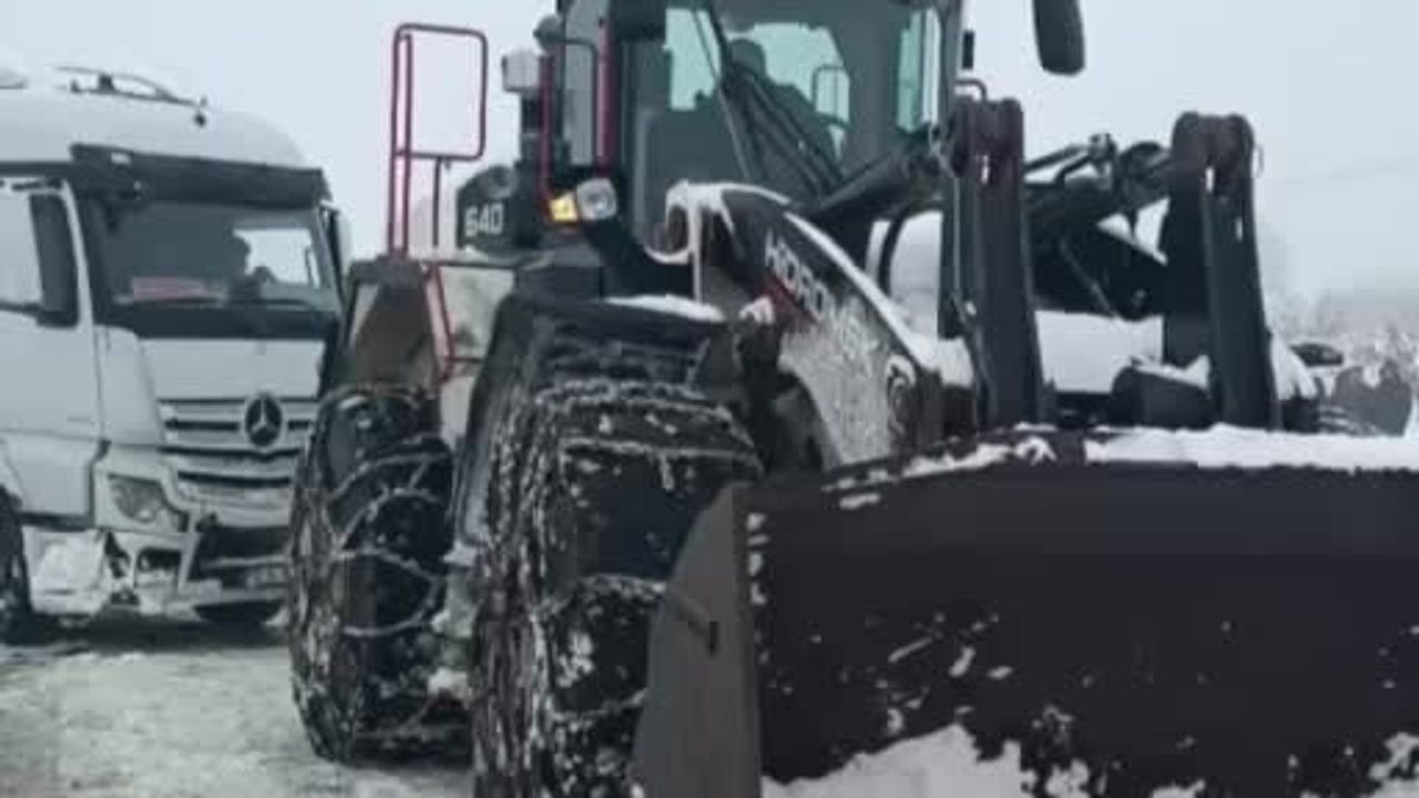 Gaziantep-Nurdağı D-400'de kar saplanan tır trafiği durdurdu, yol 2 saat sonra açıldı