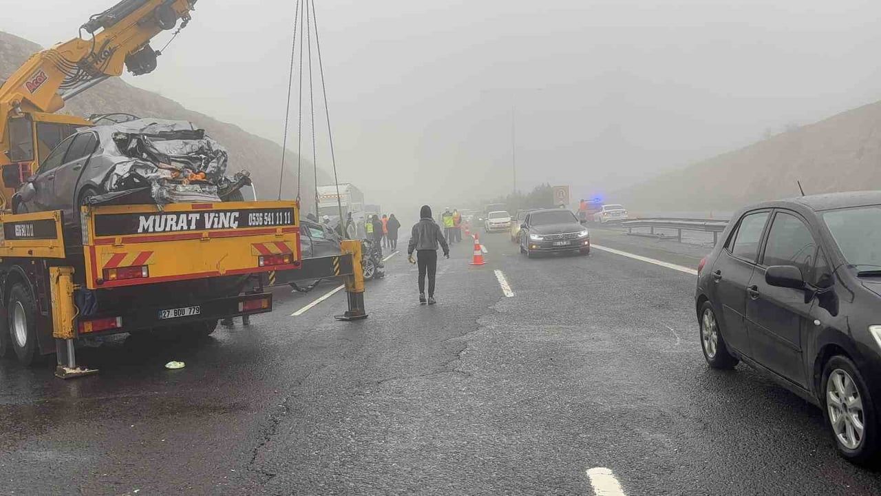 Gaziantep-Şanlıurfa Otoyolu Kontrollü Olarak Trafiğe Açıldı: 2 Ölü, 11 Yaralı