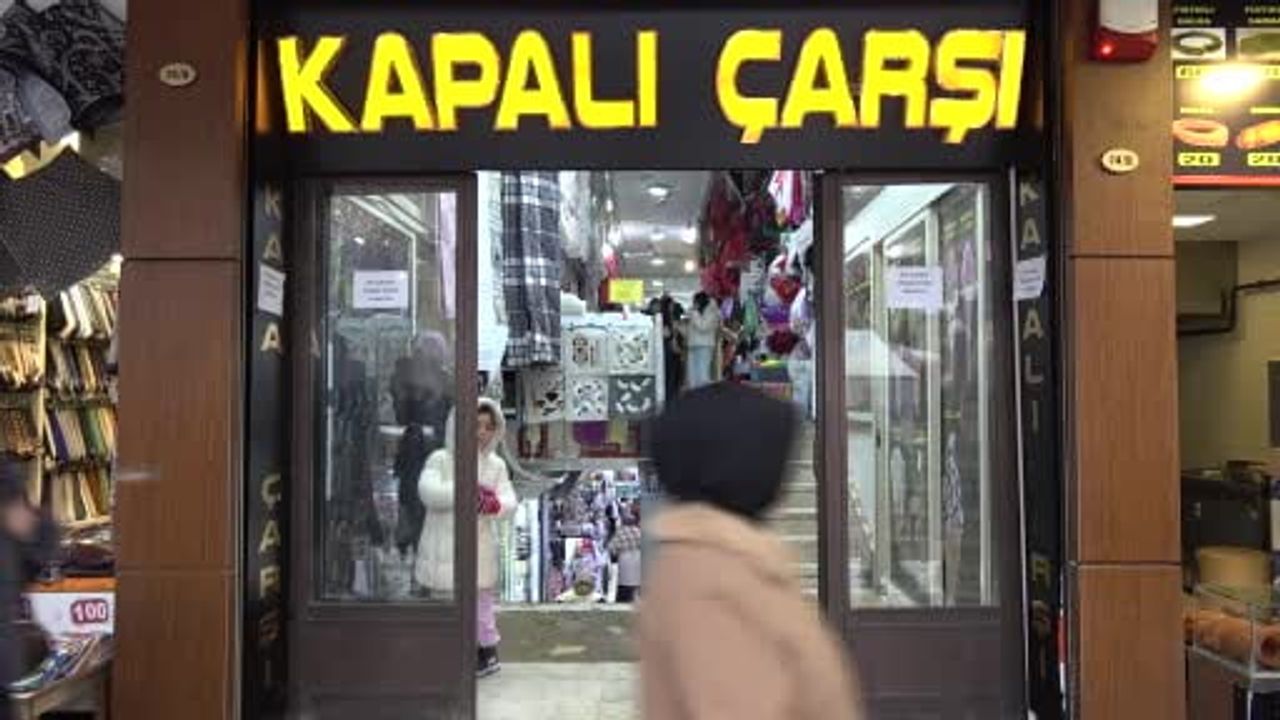 Gaziantep’te 13 yaşında başlayan terzi Güllü Yavuz, veresiye aldığı makinelerle 25 yıldır atölyesini sürdürüyor