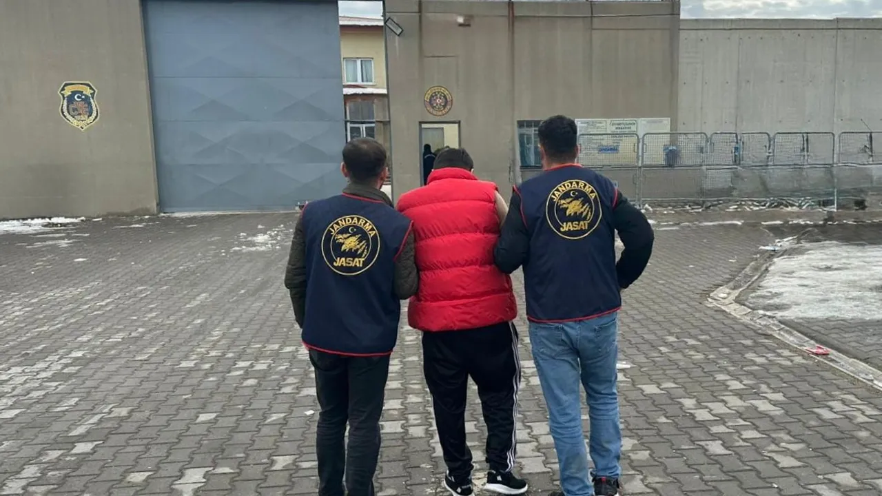 Gaziantep'te 20 yıl 6 ay kesinleşmiş hapis cezasıyla aranan şahıs jandarmada yakalandı