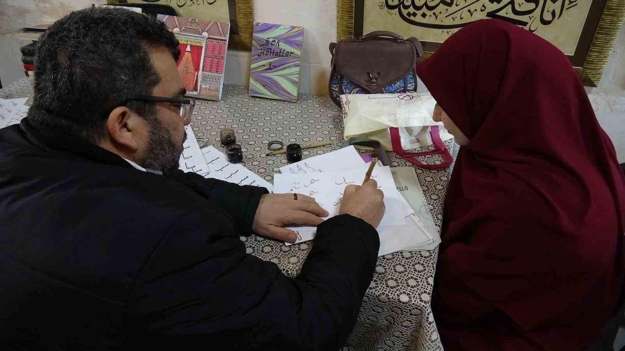 Gaziantep'te 40 yıllık hattat Mehmet Bali, gönüllü atölye ve kurslarla yeni hattatlar yetiştiriyor