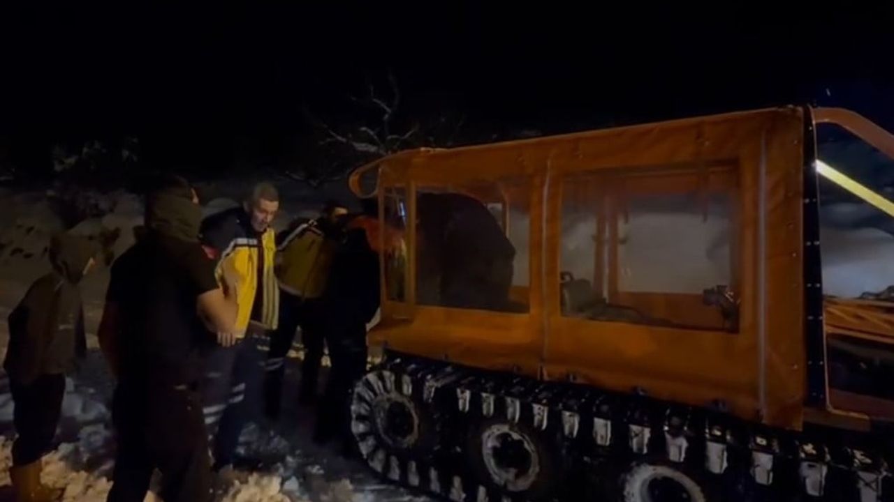 Gaziantep'te AFAD paletli araçla nefes darlığı yaşayan kadını köyden ambulansa ulaştırdı