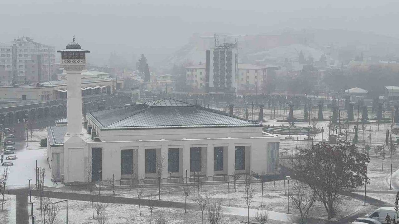 Gaziantep'te beklenen yoğun kar yağışı başladı