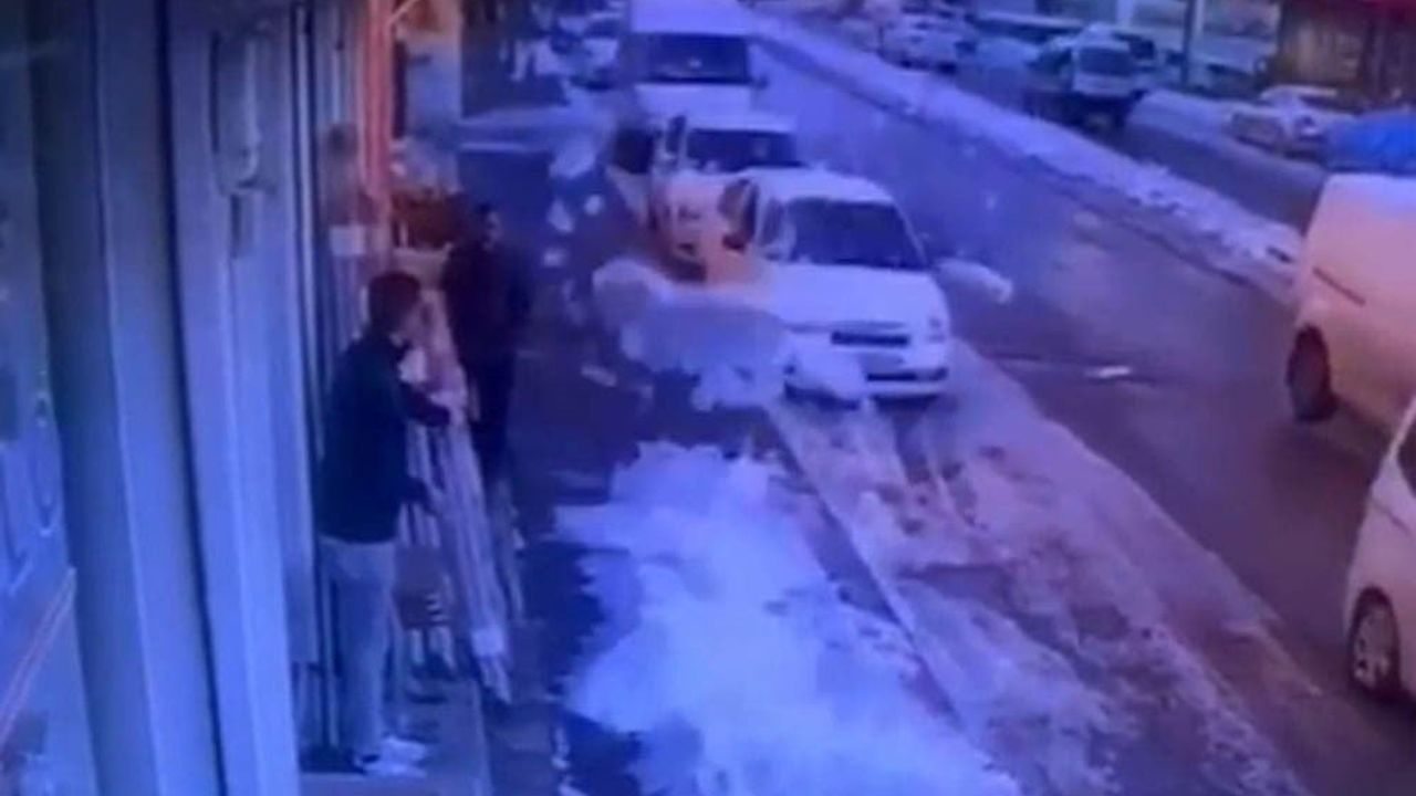 Gaziantep’te çatıda biriken kar tehlikesi: çalışan uyarısıyla yaya kurtuldu