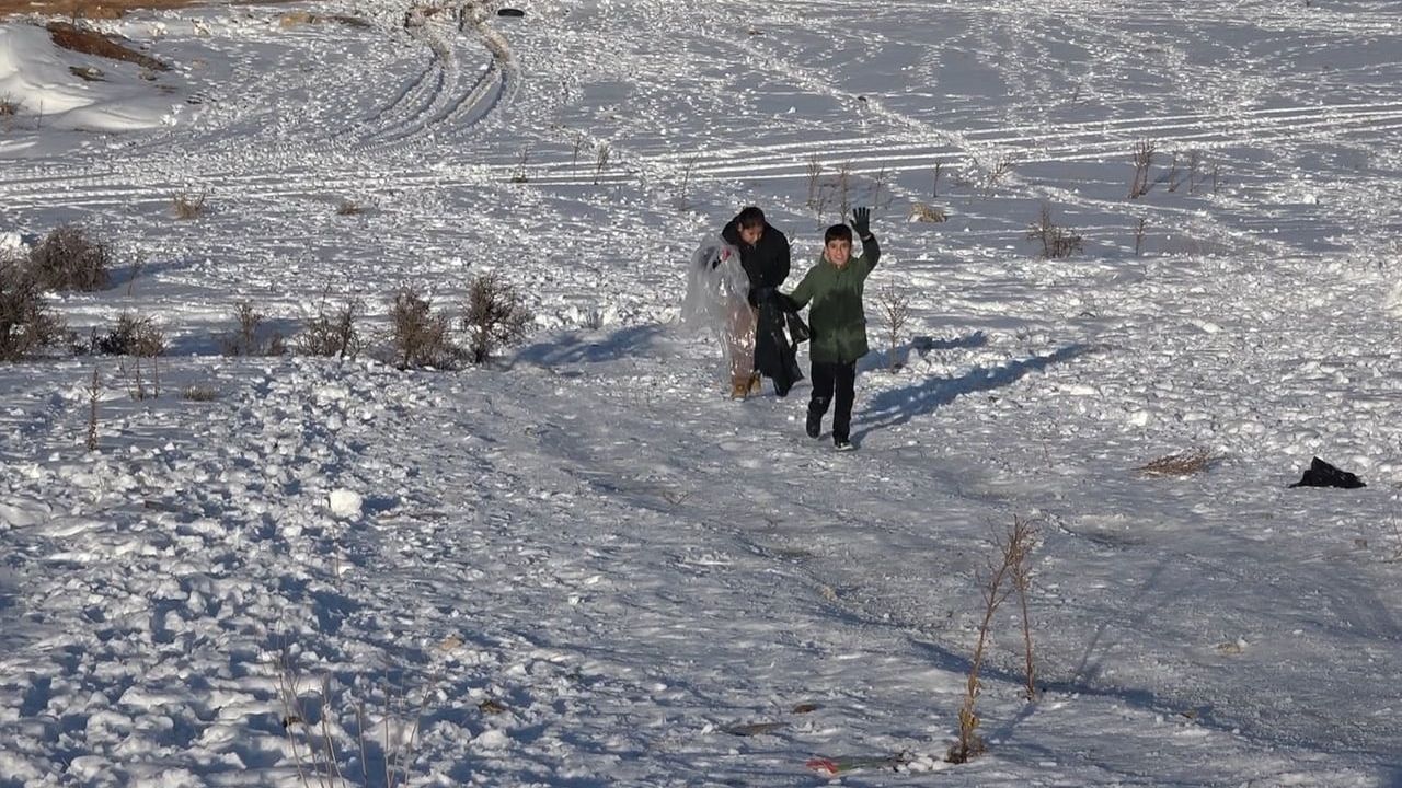 Gaziantep'te çocuklar boş araziyi kızak pistine çevirip tepsi, poşet ve leğenlerle kaydı