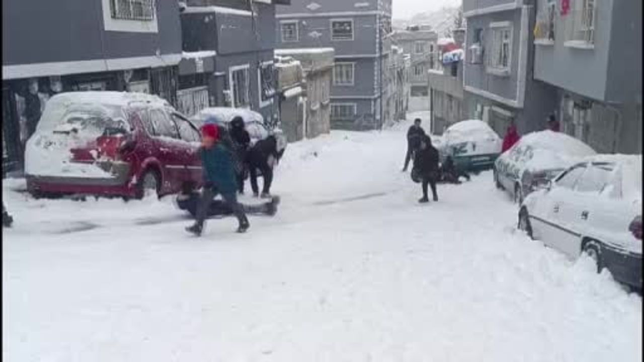 Gaziantep’te çocuklar kar keyfi: Tepsi, poşet, leğen ve tahta ile kaydılar