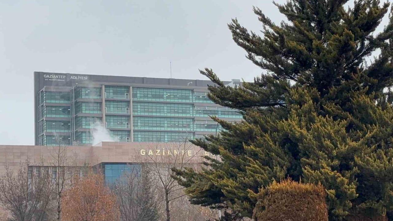 Gaziantep'te eski kız arkadaşın müstehcen fotoğraflarını yayımladığı iddia edilen kişiyi öldüren baba ve oğul 11 yıl 8 ay hapse mahkûm edildi