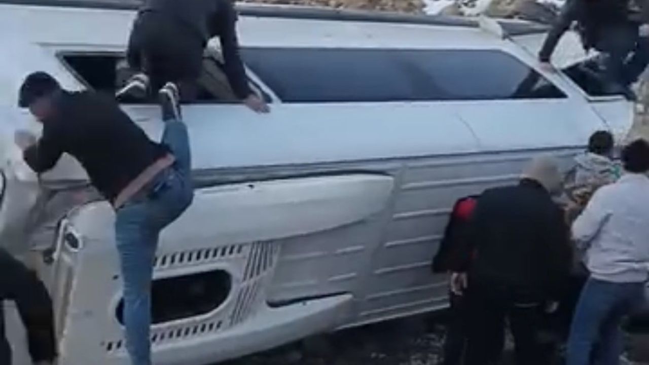 Gaziantep’te gizli buzlanma nedeniyle işçi servisi şarampole devrildi: 10 yaralı