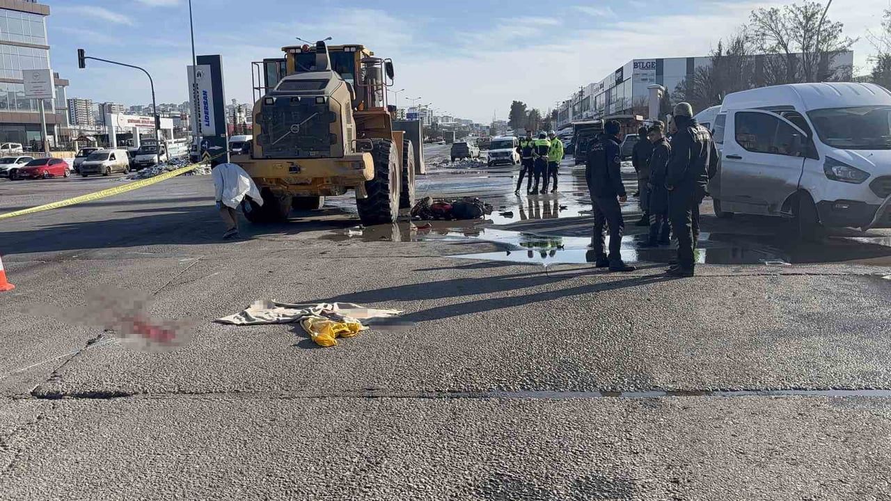 Gaziantep'te iş makinesinin çarptığı motosiklet sürücüsü yaşamını yitirdi