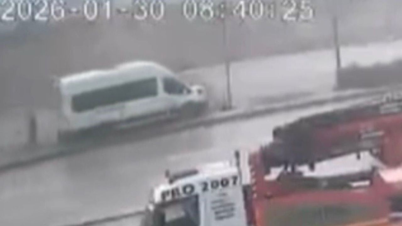 Gaziantep'te işçi servisi refüje çıktı; yaya son anda kurtuldu