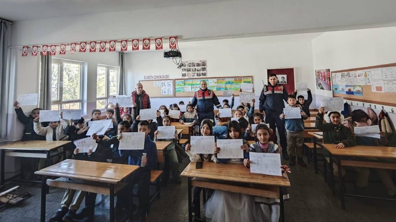 Gaziantep'te Jandarma Okullarda Karne Heyecanına Ortak Oldu