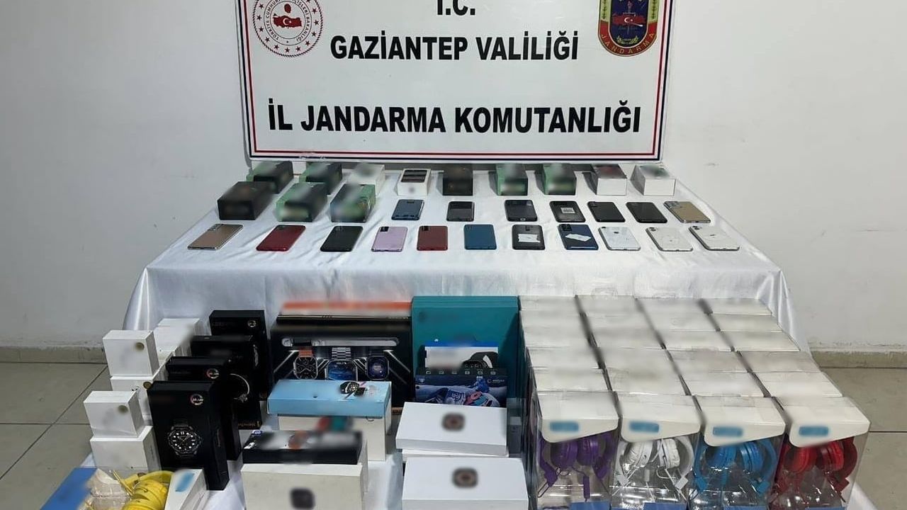 Gaziantep'te jandarma operasyonunda 1,8 milyon TL değerinde kaçak elektronik ele geçirildi