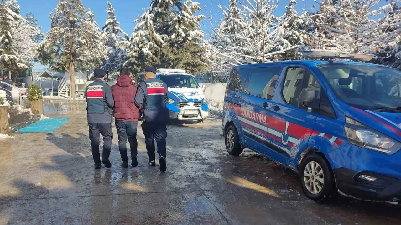Gaziantep'te jandarma yol kontrolünde 9 düzensiz göçmen ve 3 organizatör yakalandı