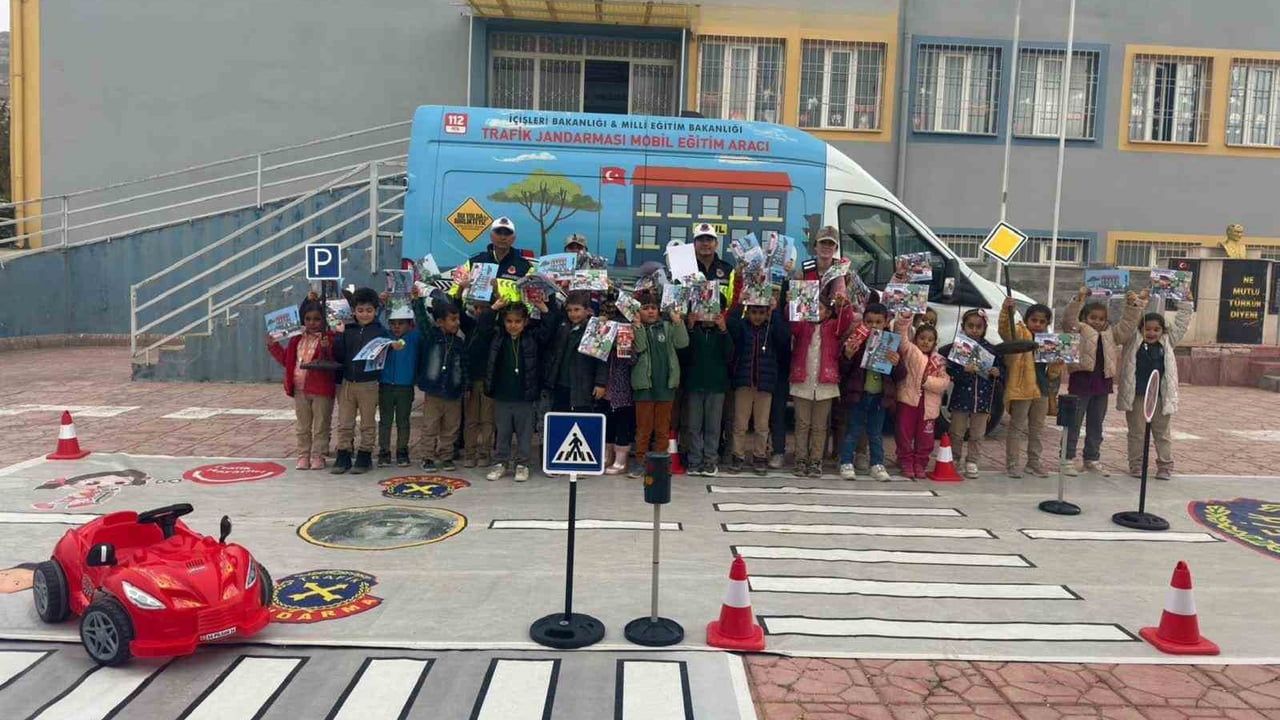 Gaziantep'te jandarmadan 176 ilkokul öğrencisine trafik eğitimi