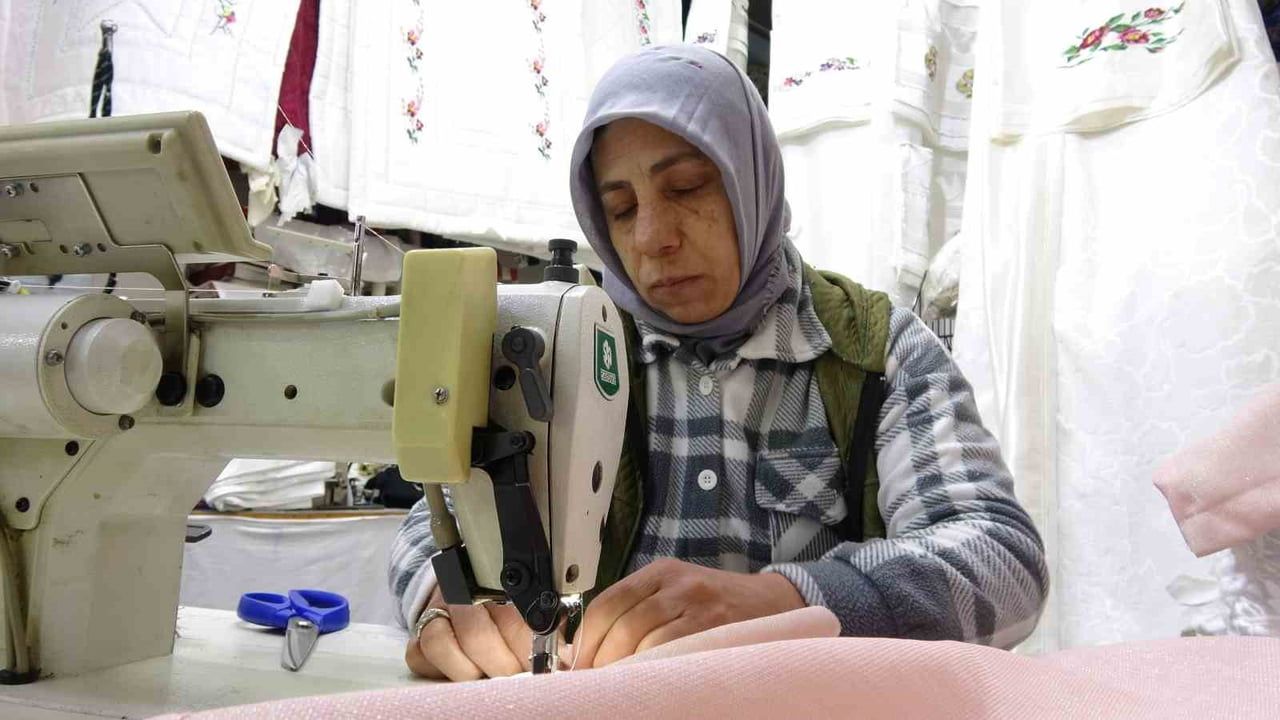 Gaziantep'te kadın terzi Güllü Yavuz, veresiye aldığı makinelerle atölyesini kurdu