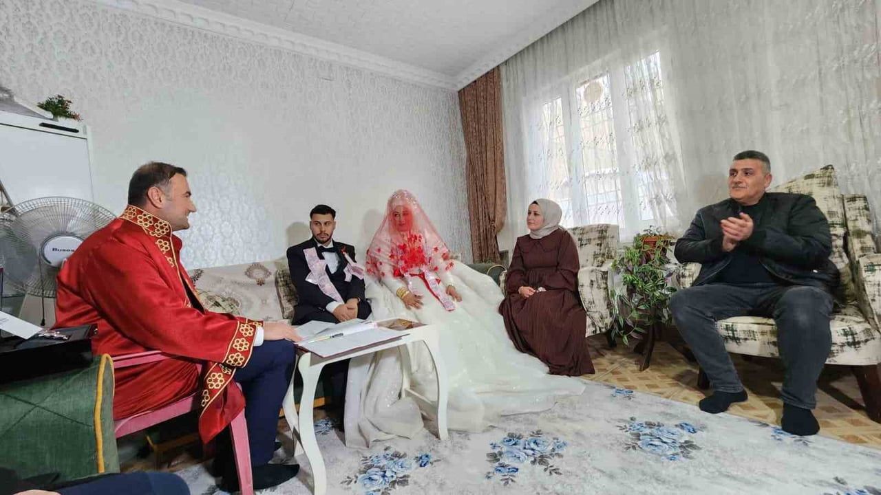 Gaziantep'te kar nedeniyle nikah salonuna gidemeyen çiftin nikahını memur evde kıydı