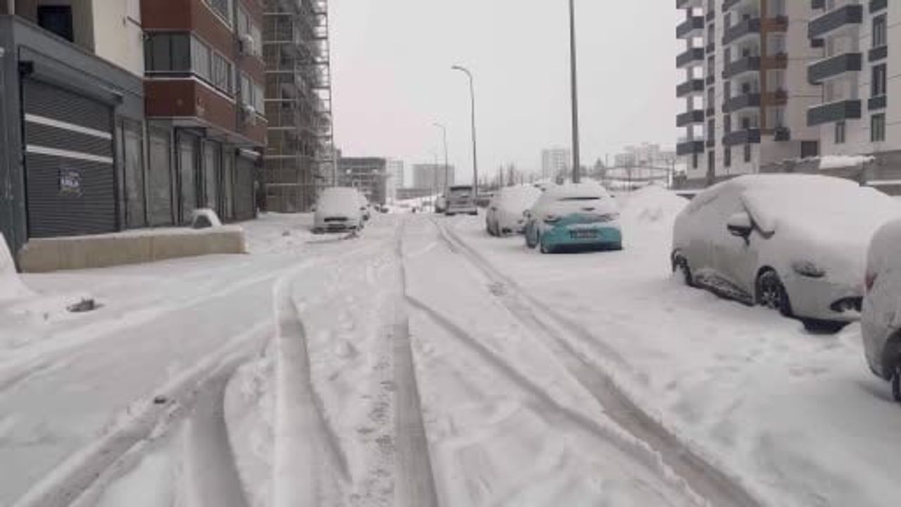 Gaziantep'te kar yağışı aralıklarla 24 saattir etkili