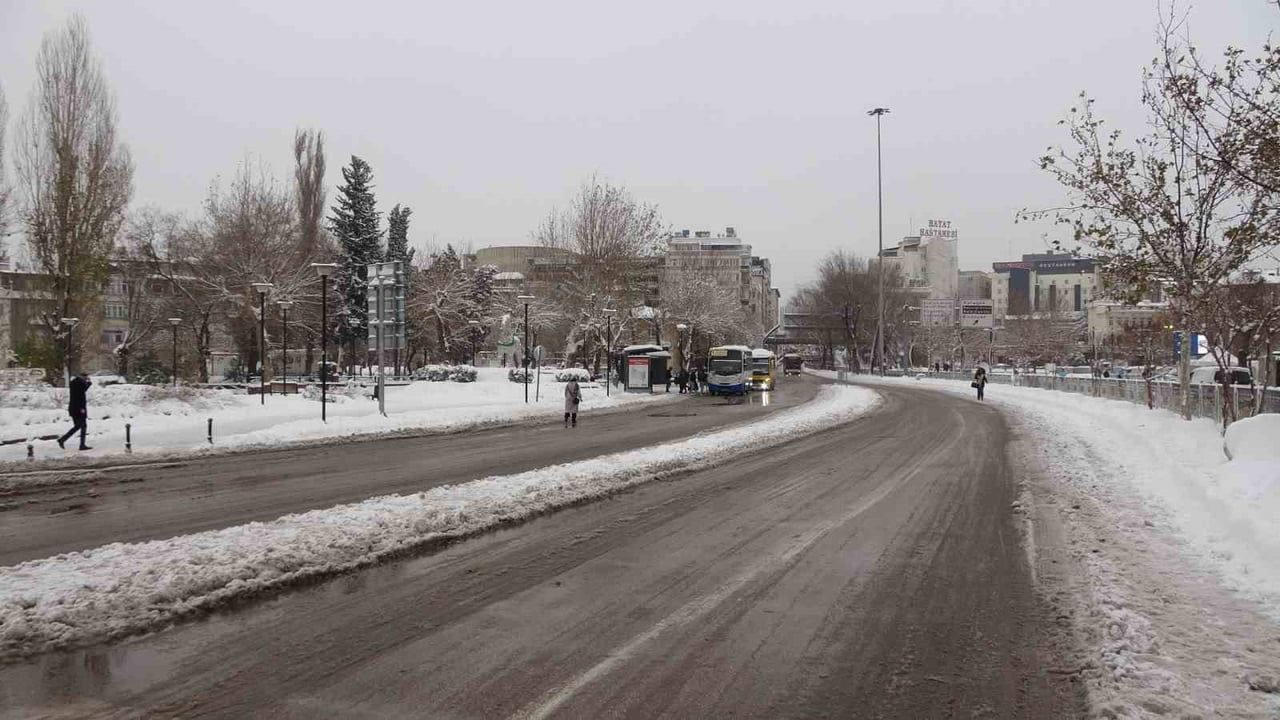 Gaziantep’te kar yağışı ve yılbaşı tatili cadde ve sokakları sakinleştirdi