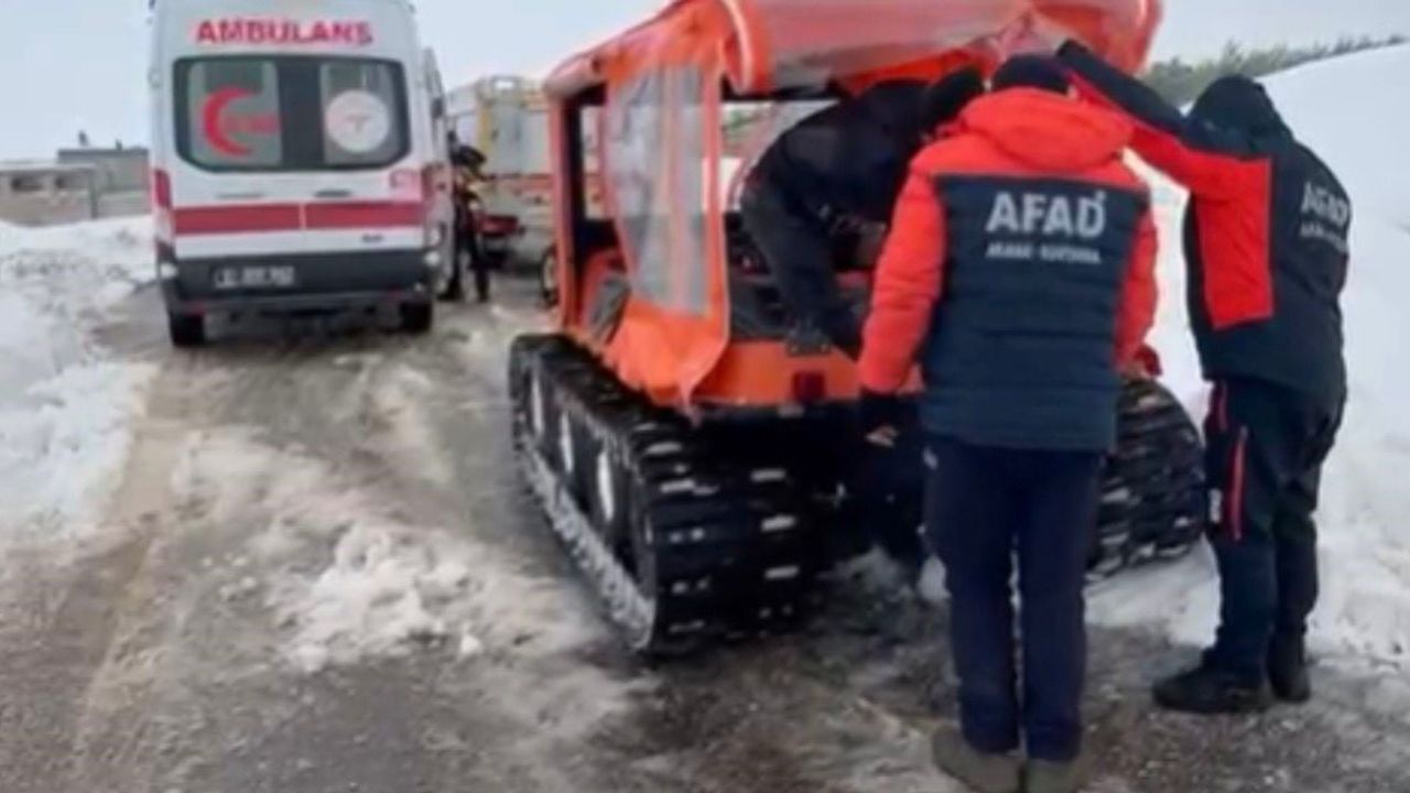 Gaziantep’te karla kaplı yolda mahsur kalan düşük riski hamile paletli araçla hastaneye ulaştırıldı